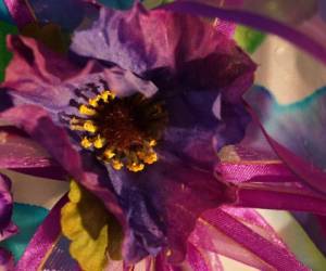 Las flores, ofrendas de dolor y amor para los muertos, son algunos elementos que enriquecen la pintura escultórica de Arzú Quioto.