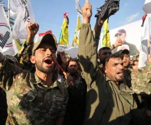Miembros de Hashd al-Shaabi corean consignas anti-estadounidenses durante una protesta el lunes por los asesinatos del comandante iraní Qasem Soleimani. Foto AFP