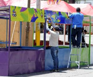 Las casetas para los comerciantes se comenzaron a instalar desde ayer.Foto: Marvin Salgado /EL HERALDO