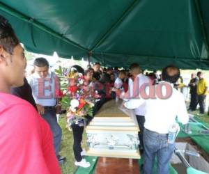 El doloroso último adiós de Elmer Omar, el joven que murió tras ser apuñalado por su propio hermano. (Foto: Estalin Irías/ El Heraldo Honduras/ Noticias Honduras hoy)