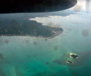 'Estamos comprobando si se trata de carburante procedente del avión de AirAsia o de un barco, ya que este lugar está en un corredor marítimo', precisó Tjahjanto.