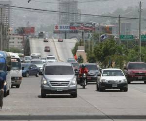 El aumento representa desde 1.60 hasta 3.00 lempiras por día según el cilindraje del vehículo. Foto: Efraín Salgado/EL HERALDO.