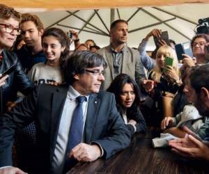 En la sede del gobierno catalán, el palacio de la Generalitat en Barcelona, frente al que miles de personas celebraron en la víspera la declaración de independencia, seguía ondeando la bandera española.