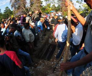 Tras el inhumano proceso que vivió la familia de Ana Hernández, este domingo ya se sepultó el cuerpo de la joven en Zambrano, al norte de la capital. Una multitud de personas llegó a darle el último adiós.