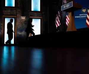 El presidente electo de EE. UU. Joe Biden y la vicepresidenta electa Kamala Harris llegan para hablar después de una reunión con los gobernadores en Wilmington, Delaware. Foto: Agencia AFP.