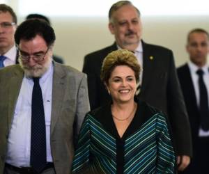 Este nuevo golpe revelado por los medios le llega a Rousseff más cerca del precipicio que nunca, justo una semana antes de que el pleno del Senado decida si la aparta 180 días de su cargo para dar inicio a su juicio de destitución, foto: AFP.