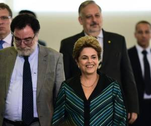 Este nuevo golpe revelado por los medios le llega a Rousseff más cerca del precipicio que nunca, justo una semana antes de que el pleno del Senado decida si la aparta 180 días de su cargo para dar inicio a su juicio de destitución, foto: AFP.