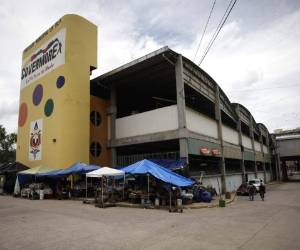 En el mercado La Isla, algunos vendedores se han instalado afuera para obtener sus ingresos. Fotos: Emilio Flores