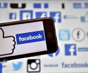 Minutos después de la apertura de la Bolsa de Nueva York, la acción de Facebook perdía 4,83% a 176,15 dólares, afectando netamente al índice Nasdaq (-0,84%), de alto dominio tecnológico. (Foto: AFP/ El Heraldo Honduras)