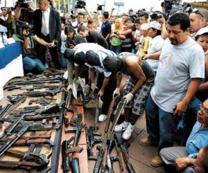 Los miembros de la tenebrosa pandilla Salvatrucha quieren hacerle frente a los constantes operativos que realiza la policía de El Salvador.