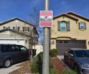Se ve un letrero en un vecindario donde las autoridades rescataron a 13 niños desnutridos cautivos por sus padres en Perris, California, el 16 de enero de 2018.David Allen Turpin y Louise Anna Turpin fueron arrestados por torturas después de que las autoridades dijeran el 15 de enero de 2018 que sus 13 hijos estaban cautivos en su casa, y que algunos estaban esposados a las camas en la oscuridad. Las autoridades fijaron una fianza de $ 9 millones para los padres después de que una niña de 17 años escapó de la casa el domingo y llamó al 911 usando un teléfono celular que se encuentra adentro. / AFP PHOTO / FREDERIC J. BROWN