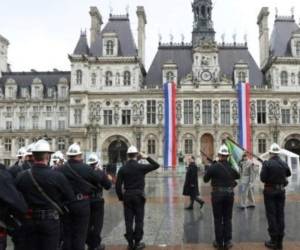 Un día después, durante una visita a Disneyland, cerca de París, Hollande le propuso un billete para el parque de atracciones a Trump, sin nombrarlo directamente, para que entendiera 'qué es Francia'.