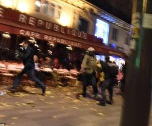 El grupo yihadista Estado islámico (EI), que tiene sus bases en Siria e Irak, reivindicó los ataques.