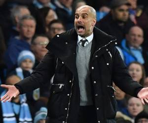 Pep Guardiola dirigiendo por la Premier League ante el Stoke City en Etihad Stadium. AFP PHOTO / Anthony DEVLIN.