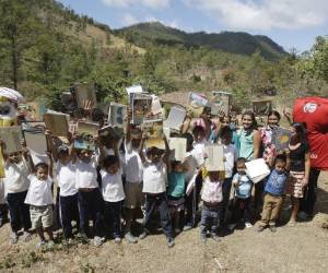 Los niños no desperdiciaron la oportunidad de posar junto a Don Lápiz y Don Borrador. Felices levantaron sus cuadernos y gritaron: ¡Gracias a EL HERALDO! (Fotos: Fredy Rodríguez)