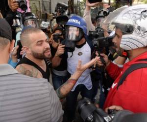 El cantante venezolano conversa con los medios durante una protesta masiva contra el gobierno del presidente Nicolas Maduro (Foto: Agencia AFP)