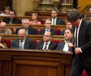 El presidente del Gobierno regional catalán, Carles Puigdemont (R), llega para dar un discurso en el parlamento regional catalán de Barcelona el 10 de octubre de 2017.La peor crisis política de España en una generación vendrá a la cabeza, ya que el líder de Cataluña podría declarar su independencia de Madrid en una medida que podría enviar ondas de choque a través de Europa. / AFP PHOTO / LLUIS GENE