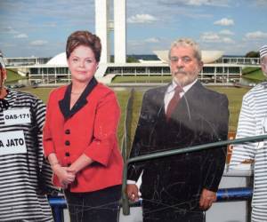 Figuras en tamaño real de Dilma Rouseff y Lula Da Silva que ironizan sobre los escándalos de corrupción de estos líderes de Brasil.