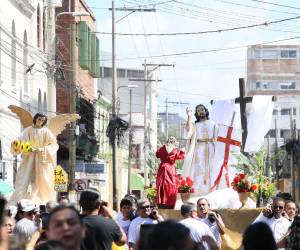 Fieles celebran la resurrección de Cristo durante la procesión del Domingo de Resurrección en Comayagüela.