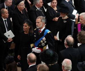 Las dos parejas llegaron por separado a la Abadía de Westminster, como ocurrió la víspera en la recepción ofrecida por el nuevo rey británico Carlos III.