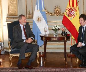 El presidente electo de Argentina, Javier Milei, mantuvo este sábado reuniones con el rey Felipe VI de España y la enviada del mandatario estadounidense Joe Biden, previo a su juramentación el domingo.