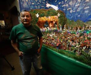 Más de 50 años dedicándose a la Navidad, Marco Antonio Sierra mantiene viva la fe y la esperanza en cada figura del pesebre que construye.