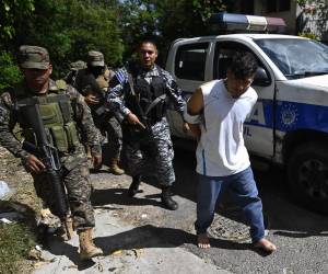 Cerca de 10,000 militares y policías cercaron la madrugada del sábado la populosa ciudad de Soyapango, en la periferia de San Salvador, en el marco de la guerra contra las pandillas lanzada en marzo por el presidente salvadoreño, Nayib Bukele. Aquí las imágenes de las capturas.