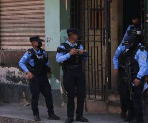 Agentes de las diferentes direcciones de la Policía permanecen en la Divanna en busca de responsables de la masacre en Comayagüela.