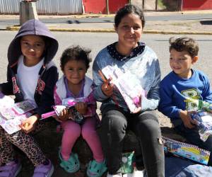 Con un juguete en sus manos, los niños en condición de calle viven la ilusión de la Navidad, demostrando que la magia perdura mientras haya solidaridad.