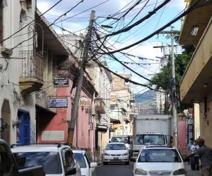 En los más de 1,400 barrios y colonias los capitalinos pueden encontrar postes cargados de cables.