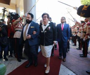 El presidente del Congreso Nacional, Luis Redondo, tomó del brazo a la designada presidencial Doris Gutiérrez para ingresar al Poder Legislativo.