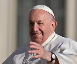 El Papa Francisco saluda cuando llega a la audiencia general semanal el 5 de octubre de 2022 en la plaza de San Pedro en el Vaticano.
