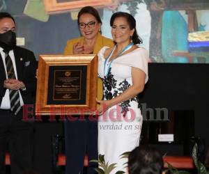 La periodista Enma Calderón mientras recibe su premio Álvaro Contreras al lado de la presidenta Xiomara Castro y Luis Redondo, presidente del CN.