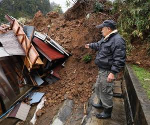 Cerro colapsa sobre varias viviendas tras sismos en Japón