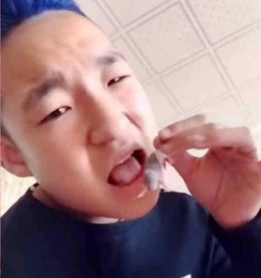 Joven se filma intentado comerse un ratón y no es lo único que hizo