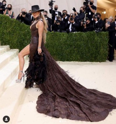 Los glamorosos vestidos de novia que ha usado Jennifer López (FOTOS)