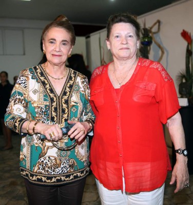 Emotiva exhibición en honor a Sara de Castillo