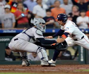 La jugada de Mauricio Dubón donde pudo darle el empate a los Astros en la última entrada, pero al final fue out en home. Foto: AFP