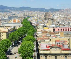 La avenida puede tener una atmósfera barata debido a que hay muchos artistas callejeros y atracciones para que los turistas gasten su dinero, pero también está a unos pasos de muchas otras atracciones turísticas de Barcelona.