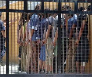 En otros centros de España, la organización Pueblos Unidos denuncia falta de asistencia sanitaria adecuada.