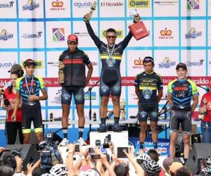 Premiación de los ganadores de la Cuarta Vuelta Ciclística.