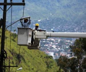 En algunos casos las cuadrillas de la ENEE deben utilizar una canasta para realizar los cambios de las luminarias. Foto: Efraín Salgado/EL HERALDO.