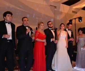 La familia había brindado para celebrar la unión de los jóvenes sin imaginar que poco después Saca sería detenido en plena fiesta (Foto: Agencias/ El Heraldo Honduras/ Noticias de Honduras)