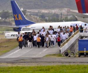 Varios de los compatriotas han llegado por la vía aérea hasta el territorio hondureño.
