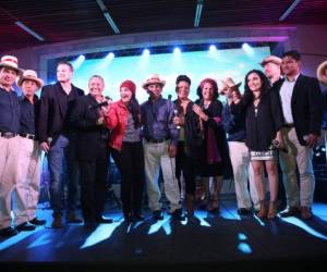 Los artistas interpretaron juntos la canción “Así te amo yo Honduras”, con la que resaltan la belleza de nuestro país.