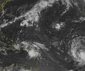 El huracán se desplazaba hacia el noroeste a 28 km por hora con vientos máximos de 120 km por hora.