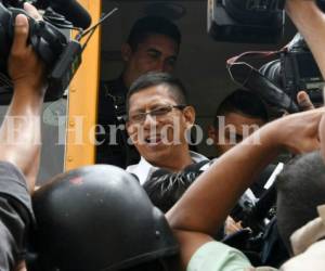 Audiencia inicial. El subcomisionado Jorge Alberto Barralaga es abordado por los medios de comunicación a su llegada a los juzgados capitalinos. Foto: AFP