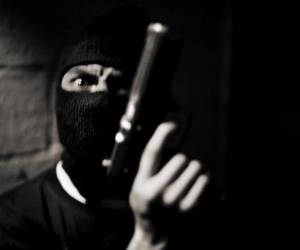 Al ver a dos hombres en su puerta -uno de ellos con pasamontañas- de inmediato le dijeron: 'Venimos a matarte'. (Foto referencial).