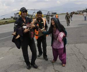 Un mujer llora desconsoladamente la muerte de su pequeño