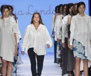 Natalia Londoño presentó su colección Otoño/Invierno en la que predominaron los colores blanco, verde, gris, beige y negro.